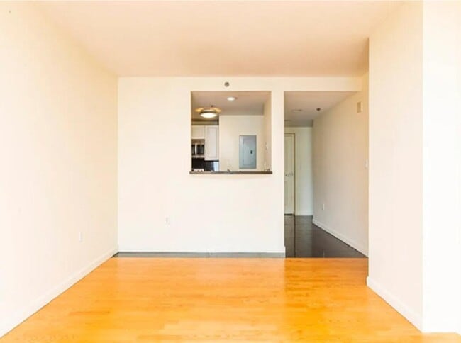 Building Photo - 8-12 Museum Way - 8-12 Museum Way