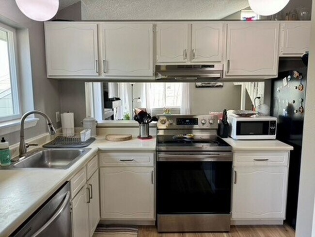 Building Photo - Large Two bedroom, Two Bath Furnished, all Inclusive mid term rental.