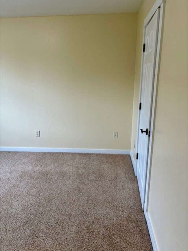 Building Photo - 3 Bedroom, 2.5 Bathroom Townhouse with Fireplace