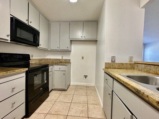 Building Photo - Charming 2 bedroom 2 bathroom home located in south Sacramento!
