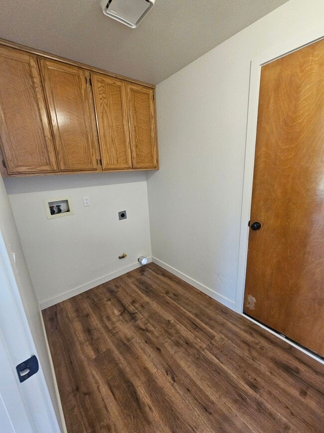 Building Photo - Beautiful House with Spacious Kitchen