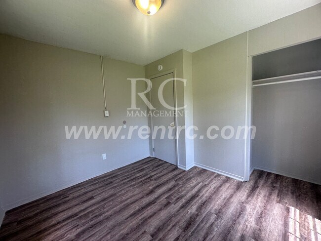 Building Photo - 1213 Giddings-