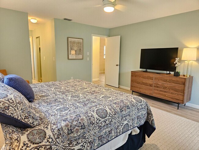 Building Photo - Seasonal Short-Term 2 Bedroom 2 Bathroom 2nd Floor Condo in Estancias of Capri Isles!