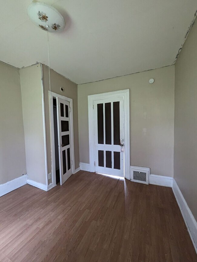 Building Photo - 210 S Doxtator St