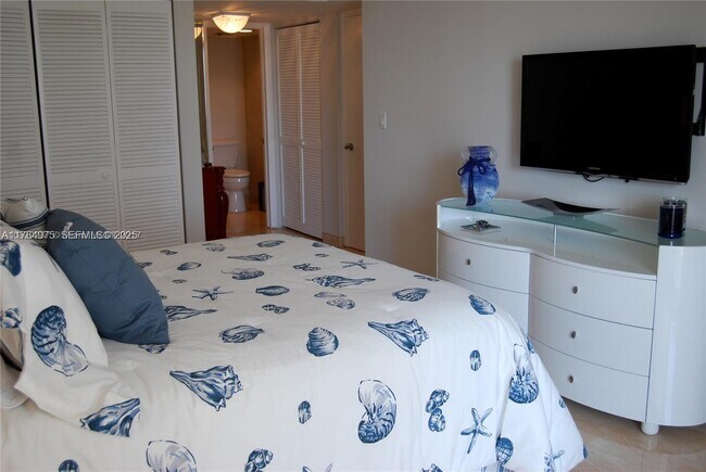 Building Photo - 6423 Collins Ave