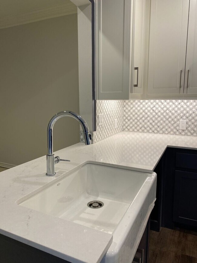 Building Photo - Wonderfully Remodeled Duplex Near River Cr...