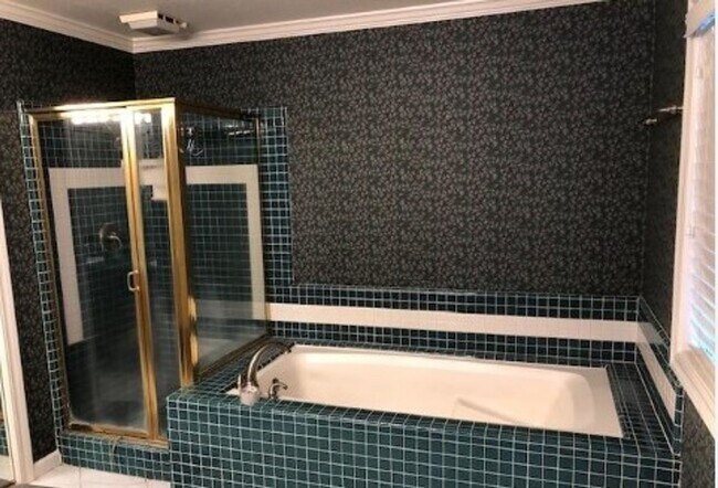 Building Photo - 4 Bedroom 2.5 bathroom 2 Story Home Naragh...