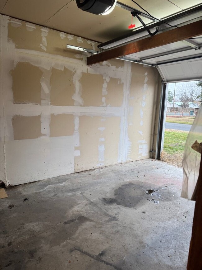 Building Photo - Quiet neighborhood!!