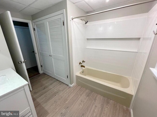 Building Photo - 10960 Earnshaw Ln