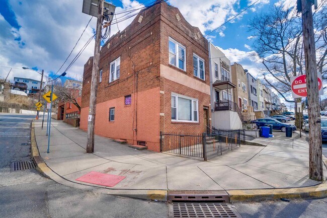 Building Photo - 678 Liberty Ave