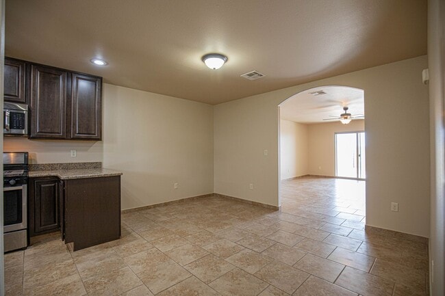 Building Photo - Cozy 3 Bed 2 Bath You've Been Looking For!