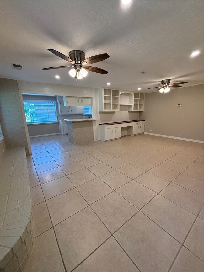 Building Photo - 8049 Forest Hills Dr
