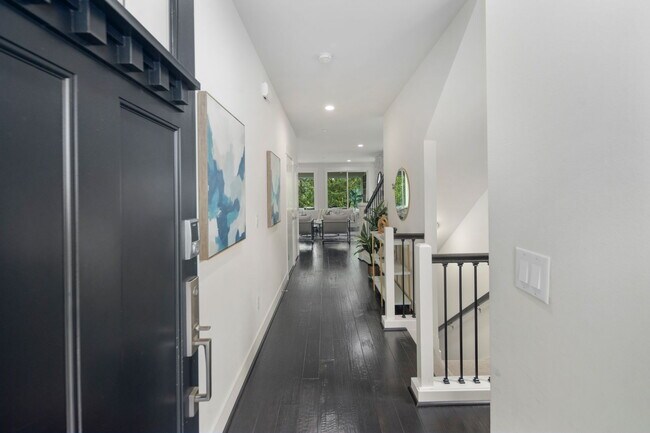 Building Photo - **North-Facing Luxury Home with Sunroom, A/C & Smart Home Features in Sammamish** Available NOW f...