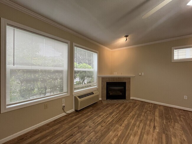 Building Photo - Spacious 904 Sq Ft Home in Bethany with Garage Parking, Washer/Dryer & Modern Kitchen Features