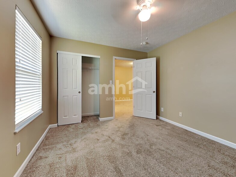 Building Photo - 439 Parkview Ct