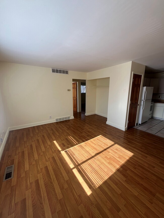 Building Photo - Two-Bedroom Apartment in Salt Lake!