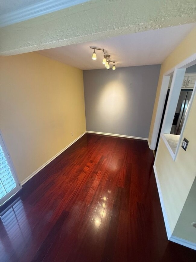 Building Photo - Fantastic Centrally Located Condo