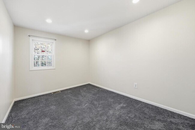 Building Photo - 10 Raleigh Pl