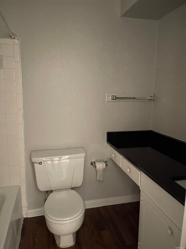 Building Photo - 1920 Kavanaugh Blvd