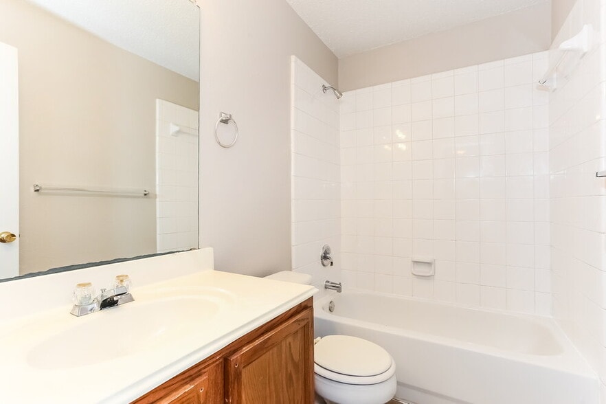 Building Photo - 176 Palm Dr