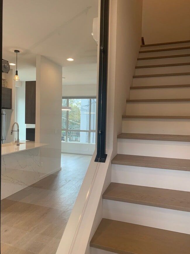 Building Photo - High End Madison Valley Row House !