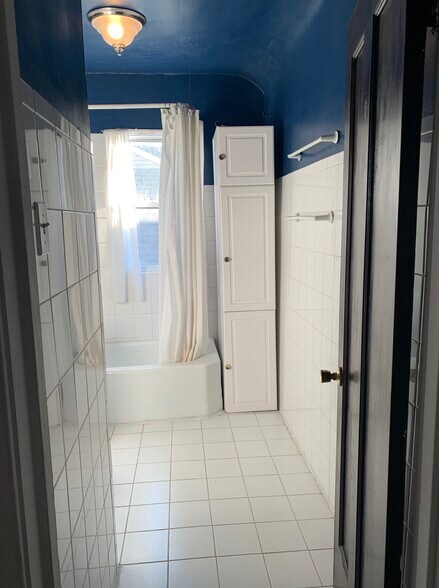 Full Bathroom - 4704 W Waveland Ave
