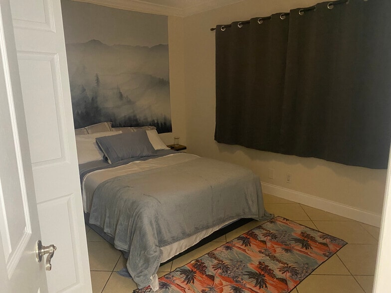 Building Photo - 744 NE 14th Ave