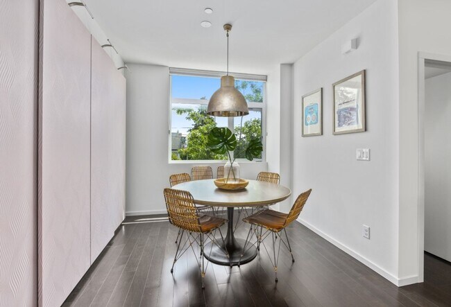 Building Photo - 4Bd/3Ba Seattle Townhome