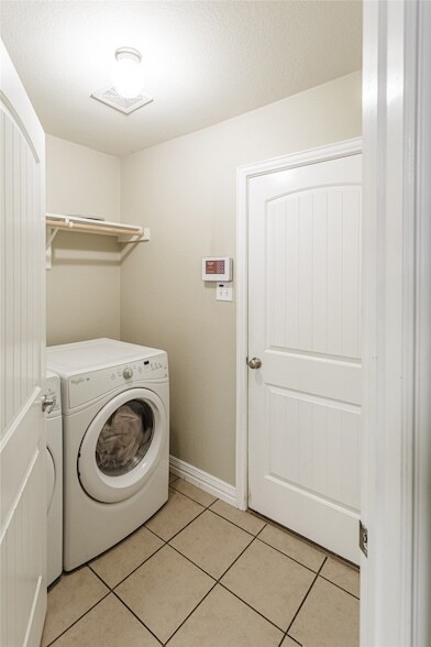 Building Photo - 2048 Lake Trail Dr