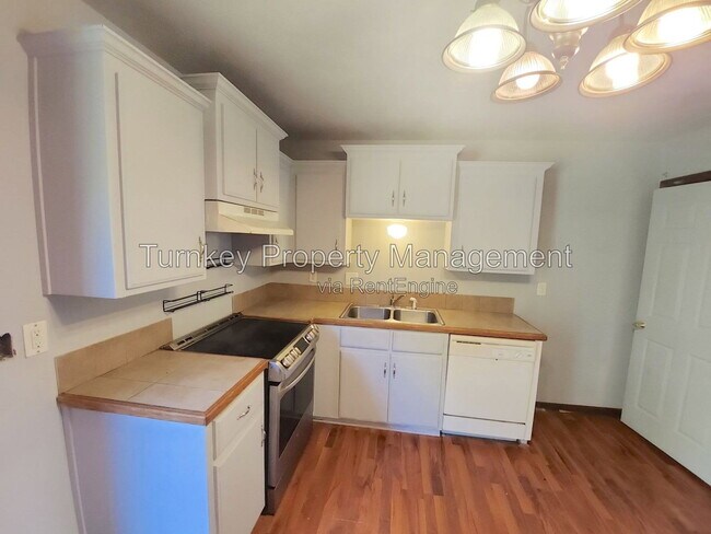 Building Photo - 506 S Pool St