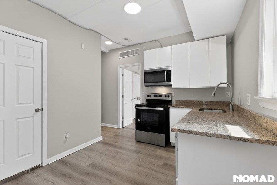 Building Photo - 558 Marston St