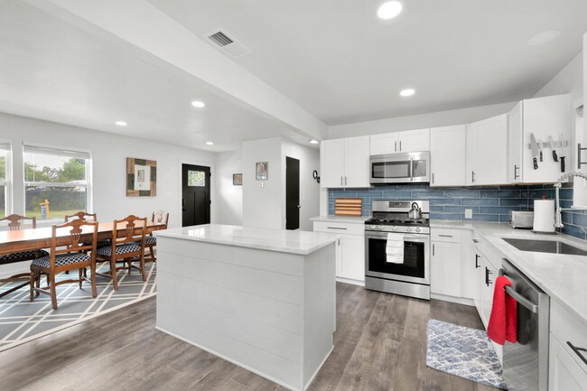 Building Photo - Charming 3-Bed home with 2.5 Baths in Fort...
