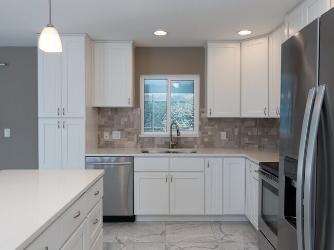 Building Photo - 153 Hourglass Dr