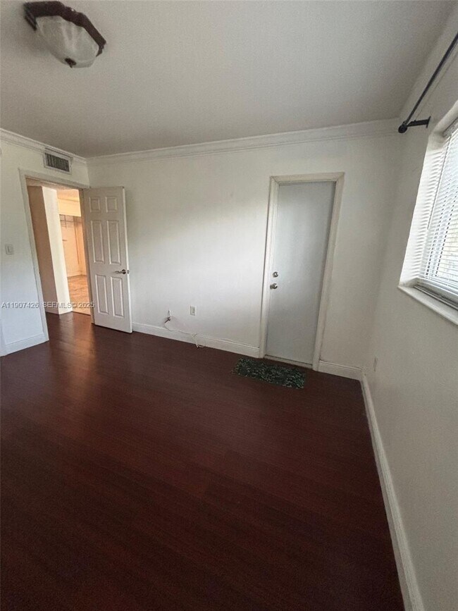 Building Photo - 520 NE 38th St