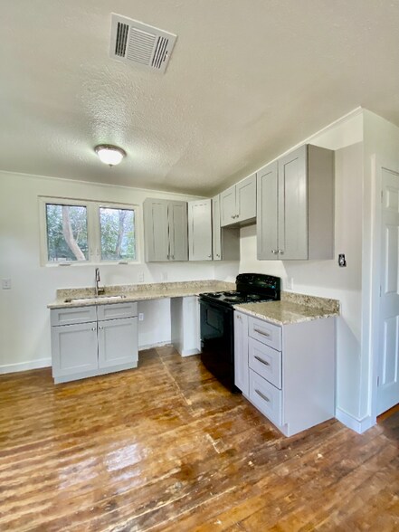 Building Photo - 732 Valley Way St