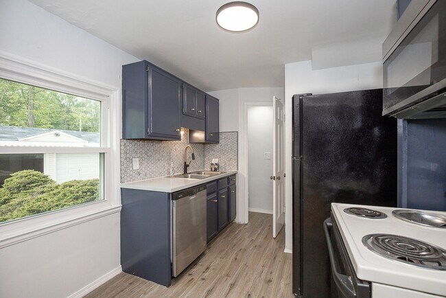 Building Photo - 3 Bed/1.5 Bath Single Family Home!