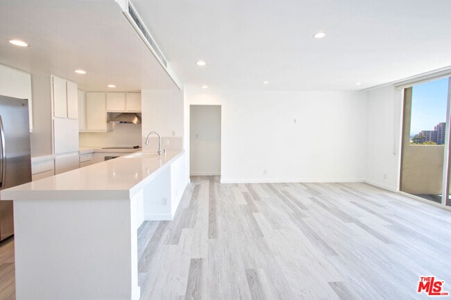 Building Photo - 2170 Century Pk E