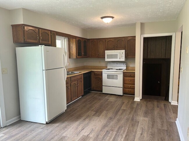 Building Photo - 6 or 18 MONTH LEASE AVAILABLE