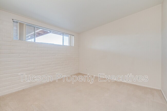 Building Photo - 6844 E Kingston Dr