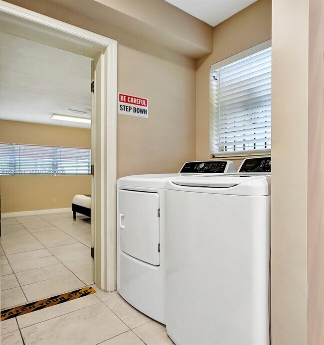 Building Photo - 947 Washington St