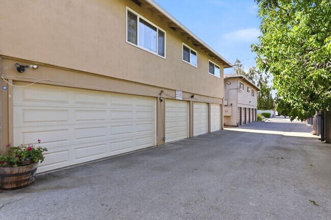 Building Photo - 935 Castlewood Dr
