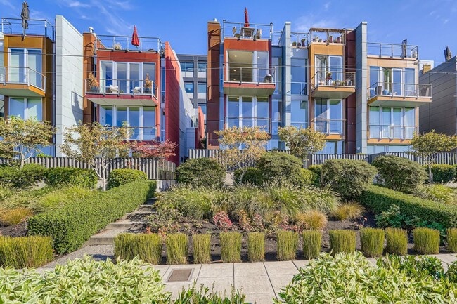 Building Photo - Eastlake Townhome with Commanding Views