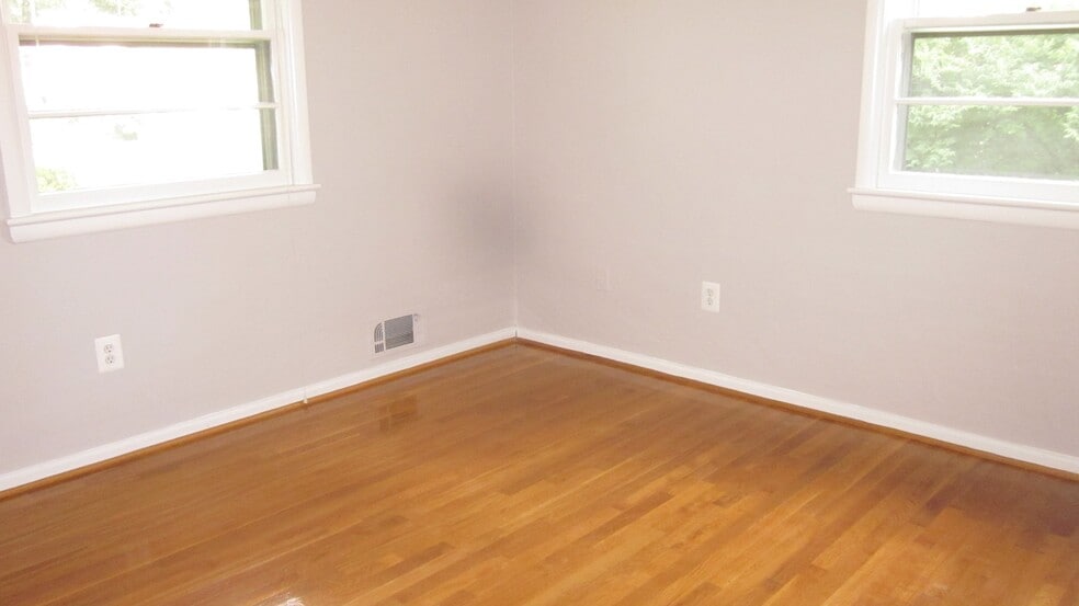 Building Photo - 1104 Desale St SW