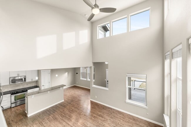 Building Photo - 2122 W Summit Pkwy