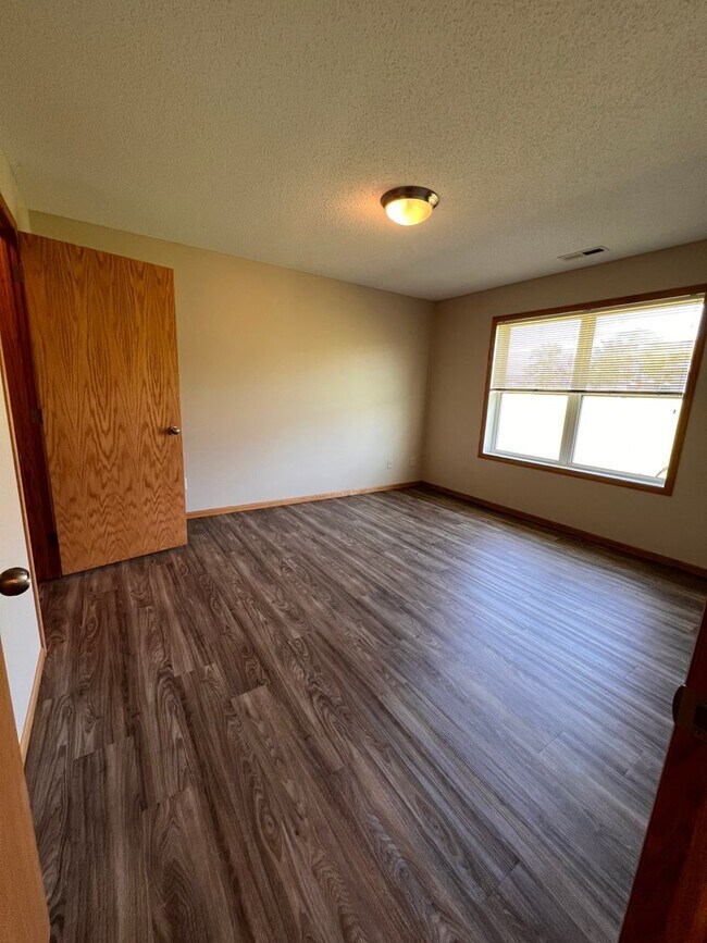 Building Photo - 938 E 6th St