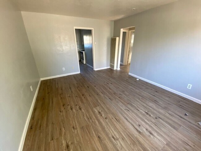 Building Photo - 460 E Wyandotte St