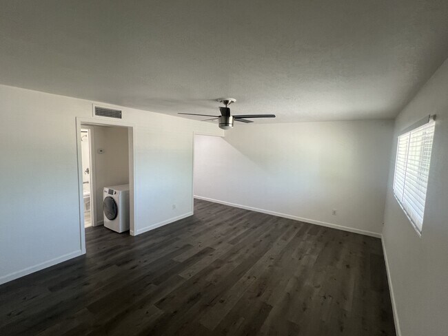 Building Photo - 1325 N 48th St