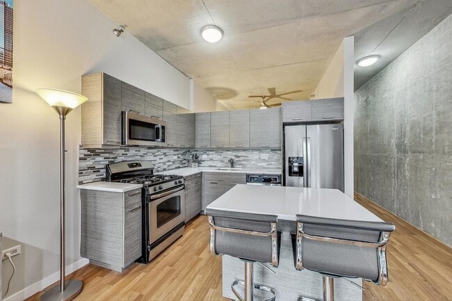 Building Photo - 235 W Van Buren St