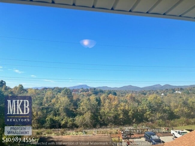 Building Photo - 4 Bedroom 2 Bath in Monterey Neighborhood