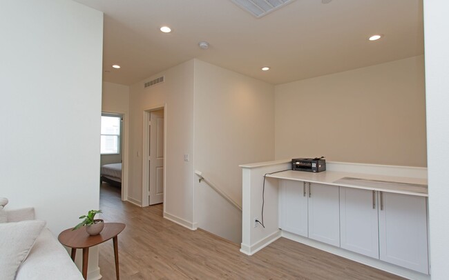 Building Photo - Large Corner-End Townhouse in Oceanside!
